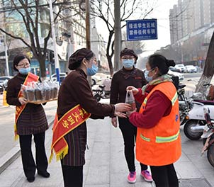 安博在线体育（中国）官方网站青年文明号为环卫工送奶茶