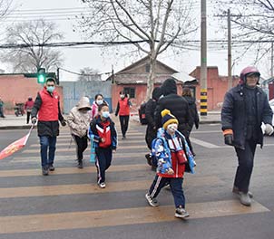 安博在线体育（中国）官方网站青年文明号义务指挥交通，为学生上学安全保驾护航